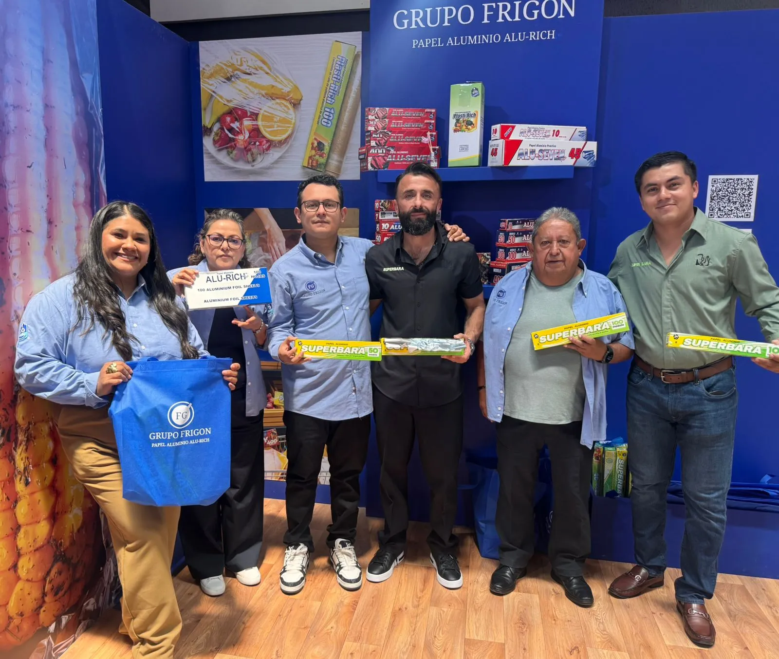 Reunión con el equipo de Grupo Frigón en su stand de papel aluminio